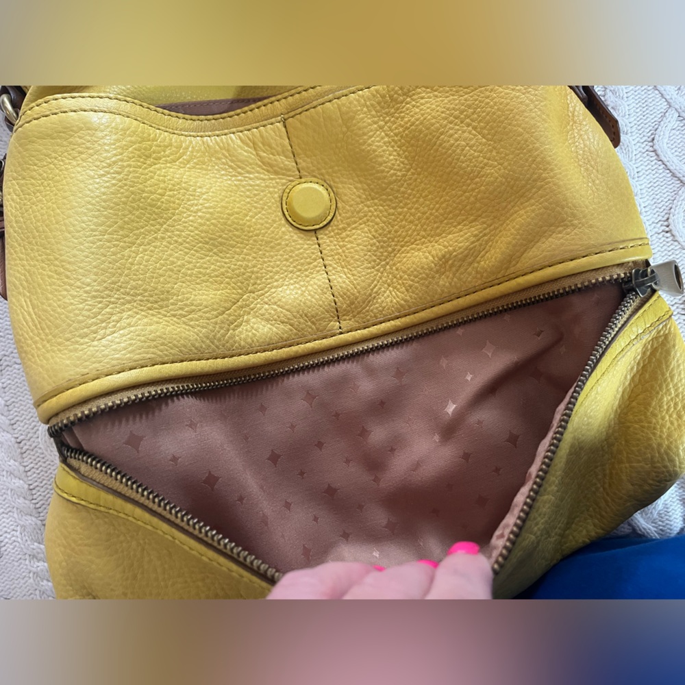 Fossil Large Yellow Leather Shoulder Bag spacious with Several Compartments - Picture 7 of 17